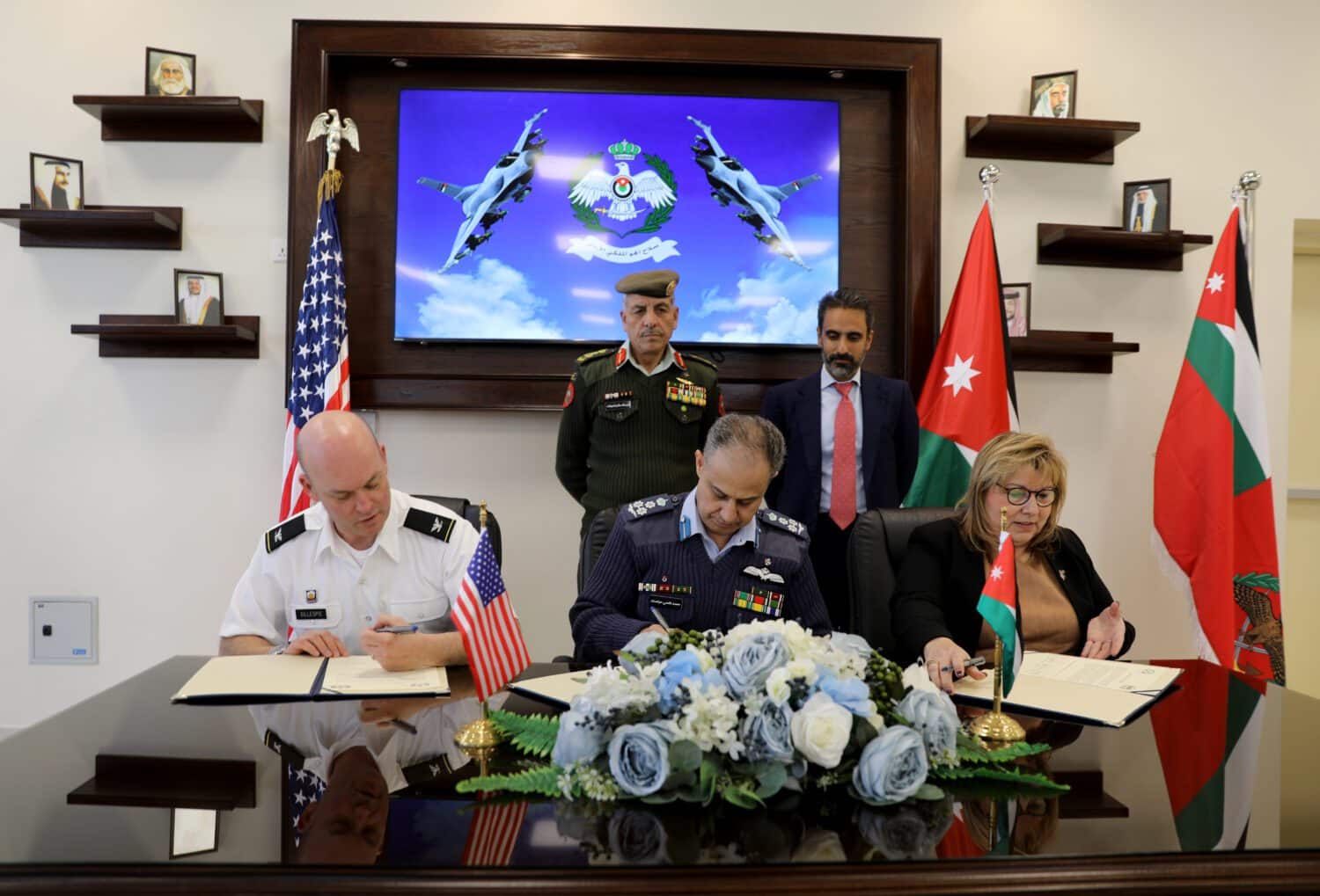 Assinatura do aditamento de contrato para os 12 F-16V da Jordânia. RJAF/Divulgação.
