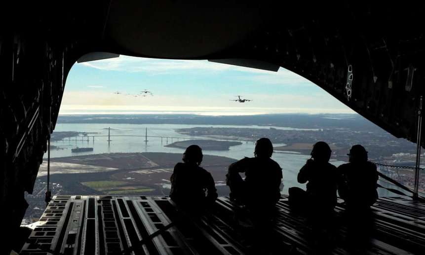 Aeronaves C-17 sobrevoaram marcos da cidade de Charleston antes de prosseguirem na missão. Foto: USAF.