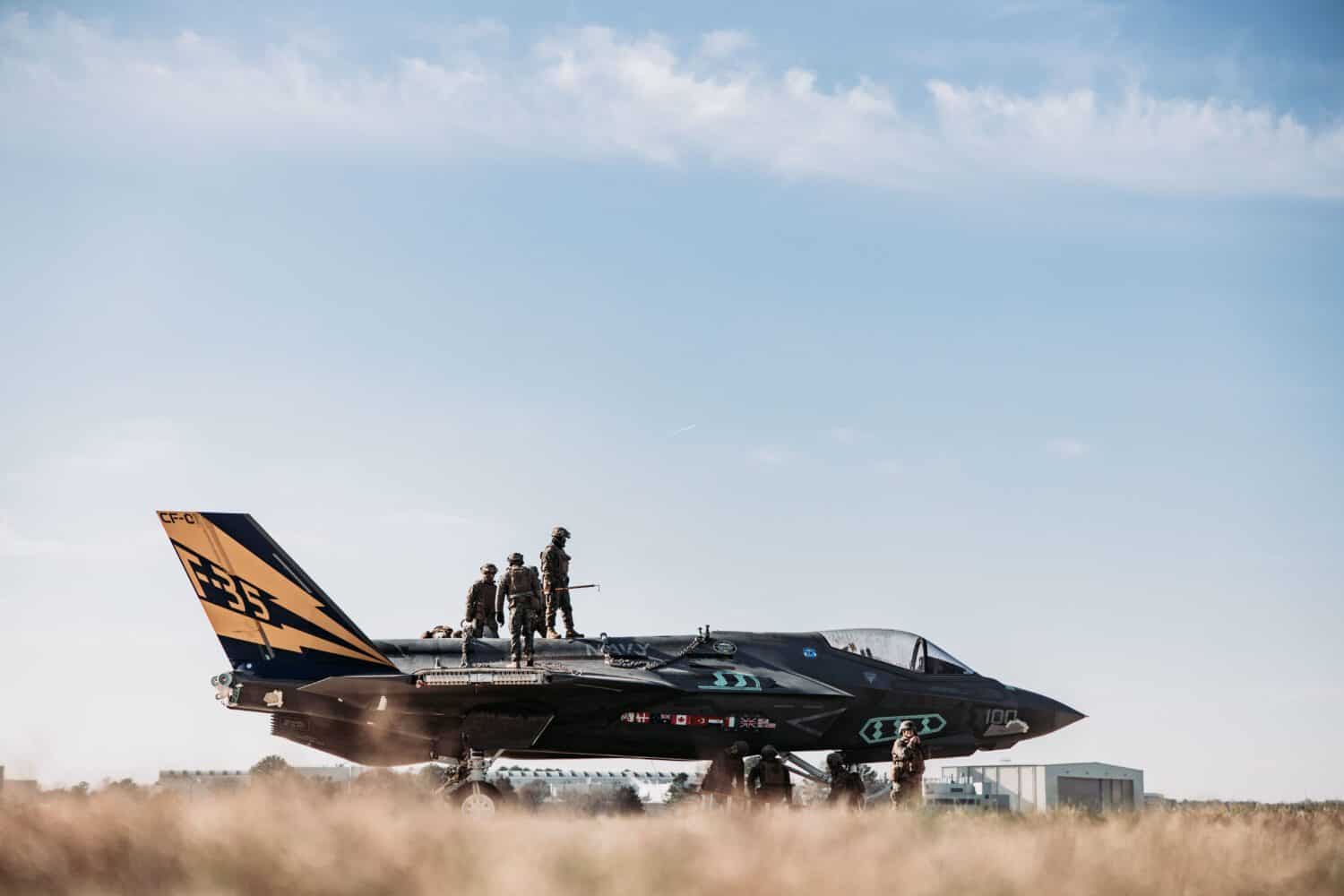 Fuzileiros preparando o caça F-35 para içamento. Foto: USMC.