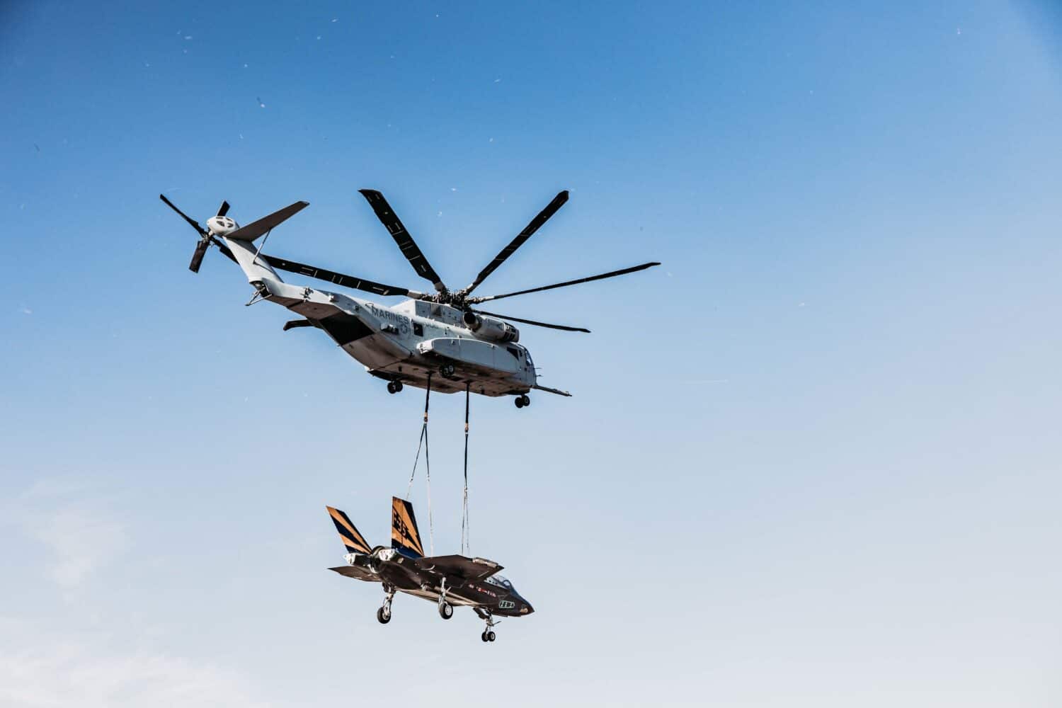 CH-53K é o mais novo helicóptero militar dos EUA, capaz de içar pouco mais de 16 toneladas, suficiente para suspender um F-35. Foto: USMC.