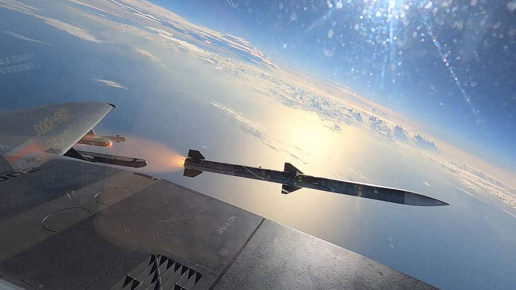 Míssil AIM-120 AMRAAM é disparado da Estação 1 de um F-15EX Eagle II. Foto: USAF.