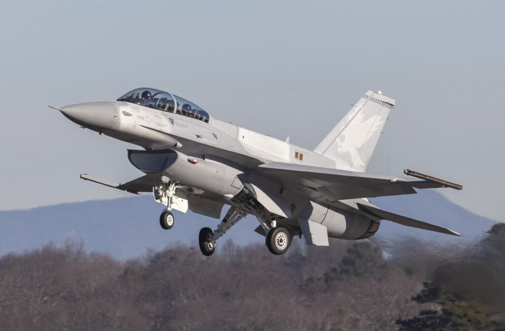 Primeiro voo de caça para a Força Aérea do Bahrein marca o "renascimento" do F-16, caça mais popular do mundo, em sua variante Block 70. Foto: Lockheed Martin.