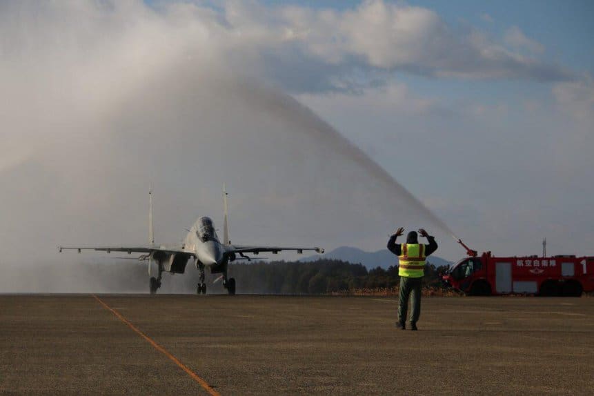 30 機のスホーイ Su-2023MKI 戦闘機が日本に上陸し、伝統的な水の洗礼を受けました。 Veer Guardian XNUMX は、インドと日本の最初の空中演習です。 写真：航空自衛隊。