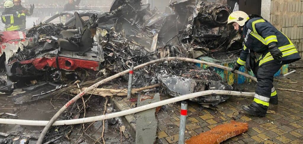 Acidente com helicóptero Airbus H225 deixou 14 mortos, incluindo três crianças e o Ministro do Interior da Ucrânia. Aeronave caiu ao lado de um jardim de infância em Kiev. Foto via @Harry_Boone