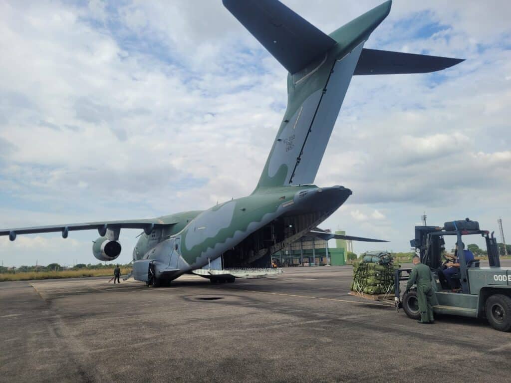 KC-390 está atuando no lançamento de cargas na região Yanomami. Foto: CMA - Exército.