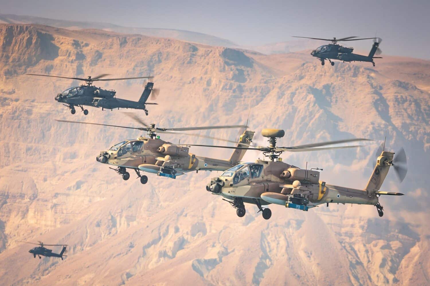 Helicópteros AH-64 Apache e Peten dos EUA e Israel operando lado a lado durante o exercício Juniper Oak 23.2. Foto: CENTCOM.