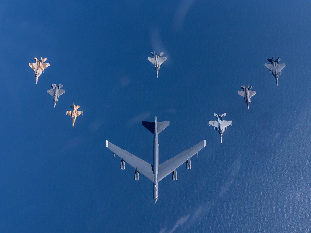 B-52 lidera a formação com caças F-16, F-15, F-35 e EA-18 dos EUA e Israel. Foto: CENTCOM.
