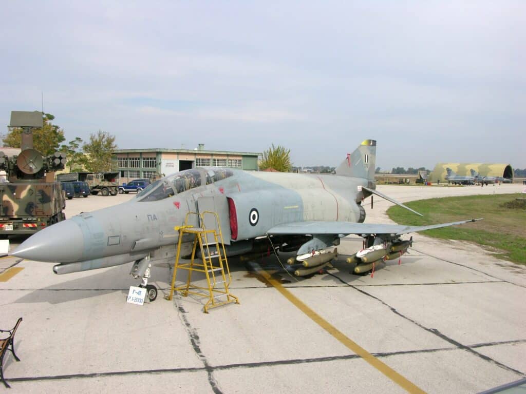 Acidente com caça F-4E Phantom II deixou um aviador morto e outro desaparecido na Grécia. Foto: Jerry Gunner.