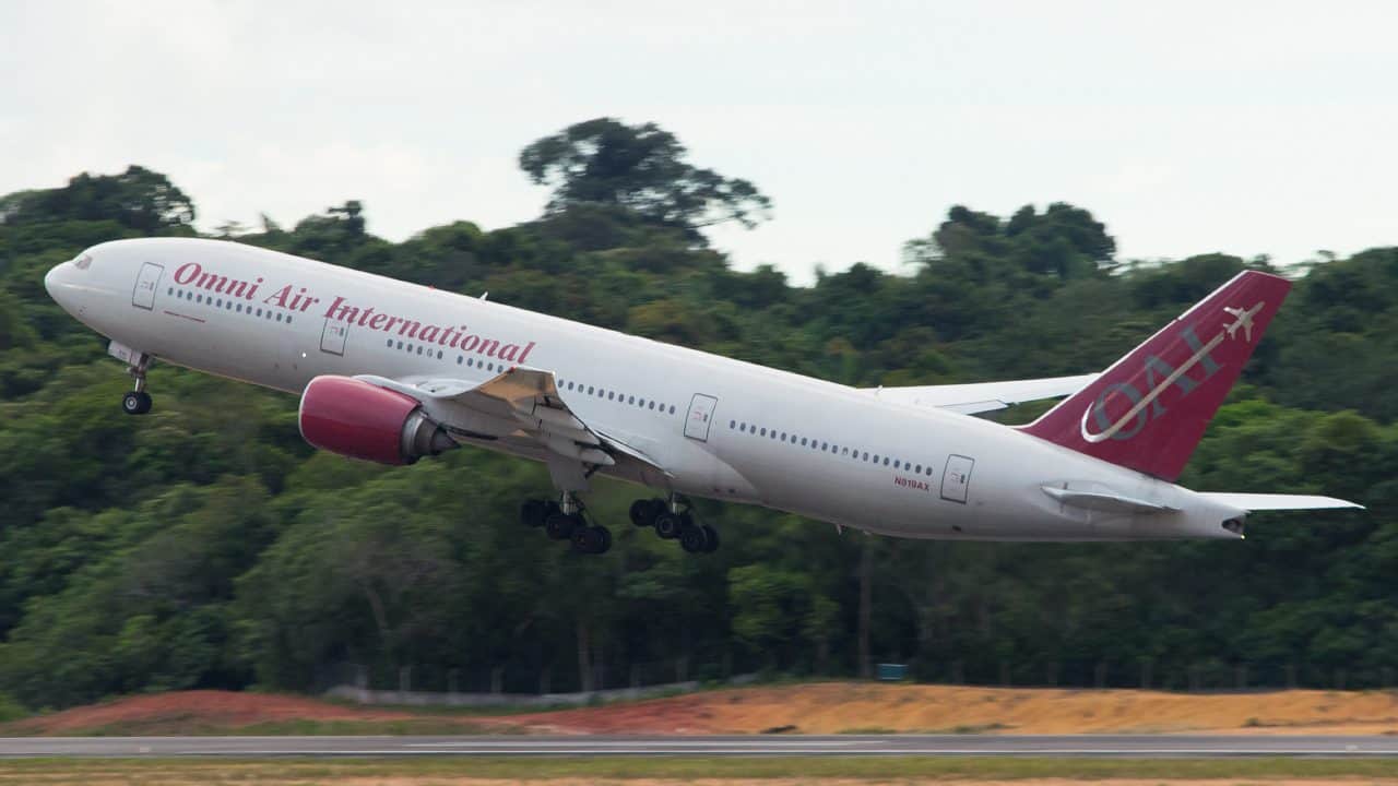 Boeing 777-200 da Omni Air International trouxe e buscou cerca de 300 passageiros. Foto: Rafael Dinelli.