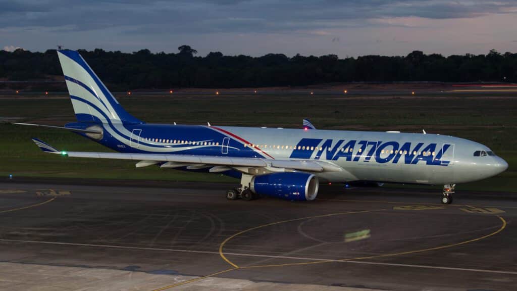 Airbus A330 da National Airlines esteve em Manaus na quarta-feira (18). Aeronave veio de Miami de onde trouxe turistas para a temporada de cruzeiros marítimos. Foto: Rafael Dinelli.
