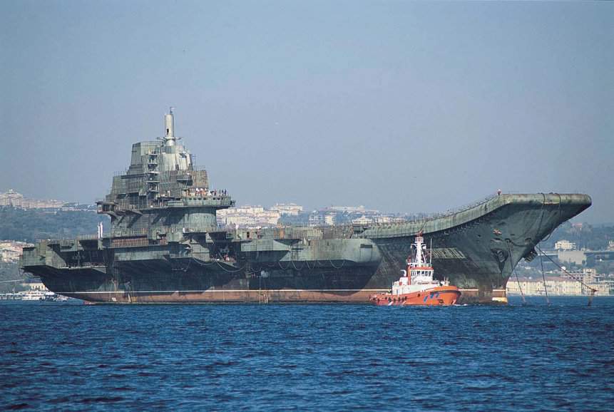 O antigo porta-aviões Varyag seria um dos principais navios da Rússia, mas jamais entrou em operação com o país. Foi adquirido pela China em 1998 via leilão. Foto: N328KF via Wiki.