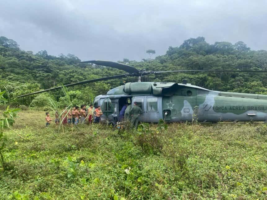 Helicóptero H-60 Black Hawk fez voo de quatro horas até a comunidade onde estava a paciente. Foto: FAB/Divulgação.