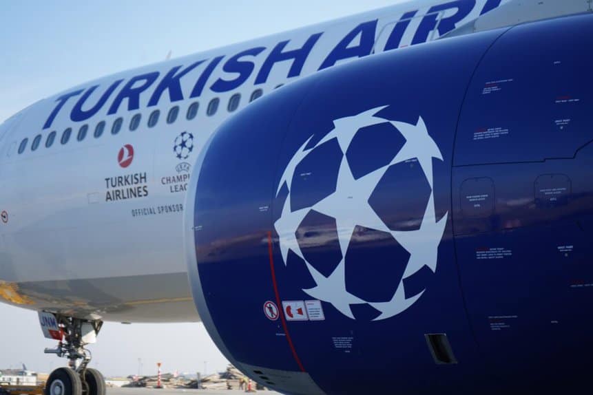 Aeronave com a temática da UEFA Champions League da Turkish Airbus A330