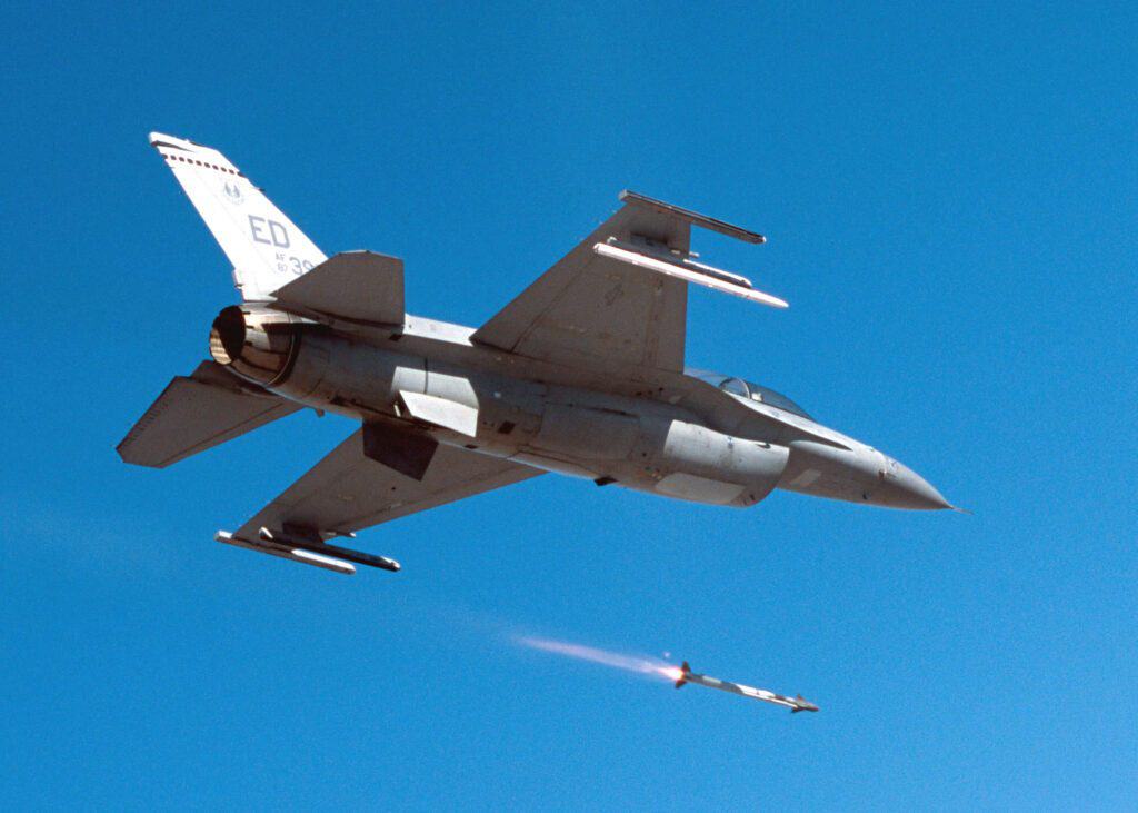 F-16 Fighting Falcon fighter firing an AIM-9X Sidewinder air-to-air missile, the same used to shoot down a number of UFOs and a Chinese balloon in the United States and Canada. Photo: USAF.