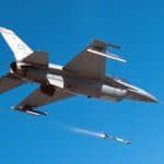 Caça F-16 Fighting Falcon disparando um míssil ar-ar AIM-9X Sidewinder, o mesmo usado para derrubar uma série de OVNIS e um balão chinês nos Estados Unidos e no Canadá. Foto: USAF.