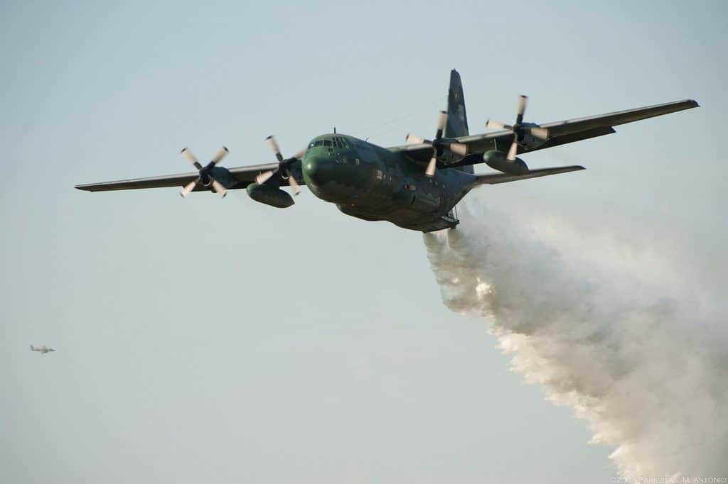 FAB C-130 Hercules utilizando el sistema MAFFS I para combatir incendios forestales. FAB/Divulgación.