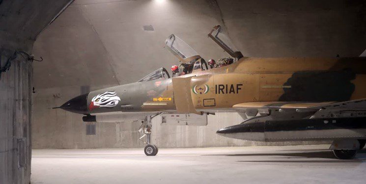 Caça F-4E Phantom II taxiando pelos túneis da Eagle 44, base aérea subterrânea revelada pelo Irã. Foto: Fars.