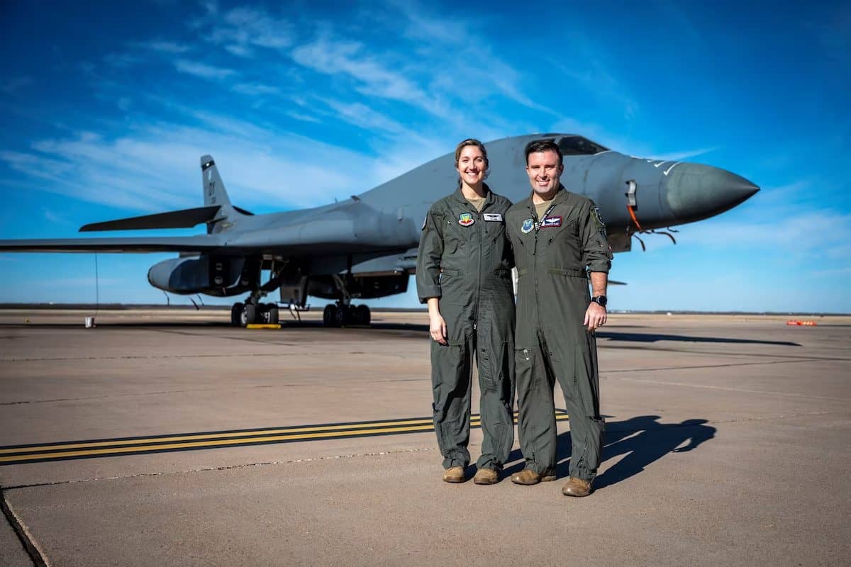 Major Lauren Olme, ao lado do seu marido Mark Olme, é tripulante do bombardeiro B-1B e uma das primeiras beneficiadas pela nova política da força aérea para grávidas. Imagem: USAF.