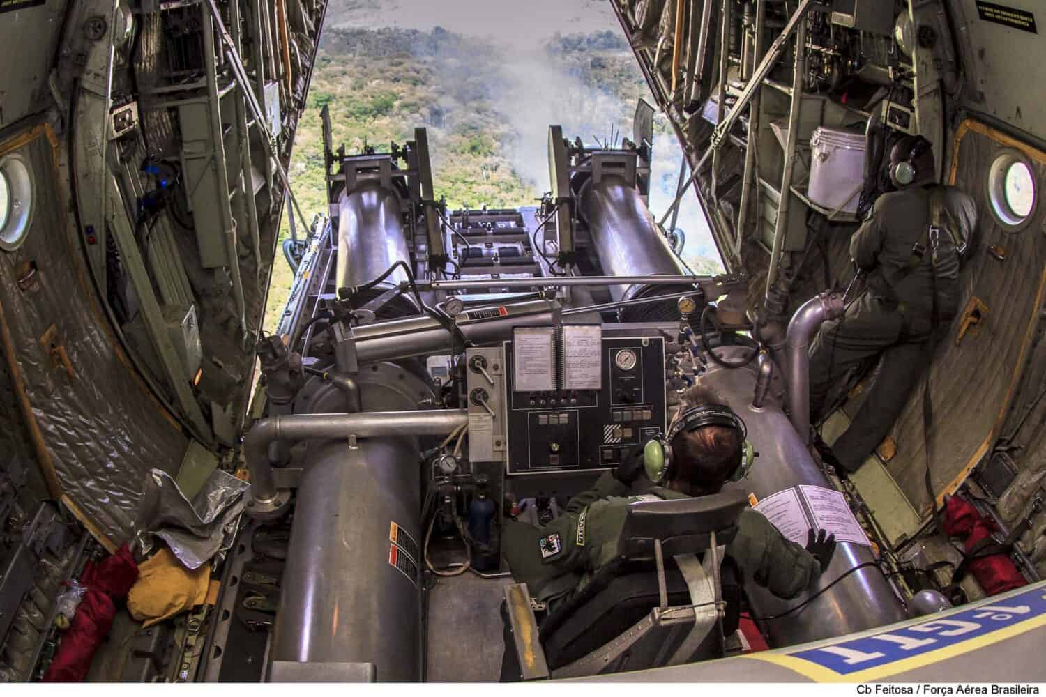 Sistema MAFFS sendo usado pelo C-130 Hércules da FAB. Foto: Cabo Feitosa.
