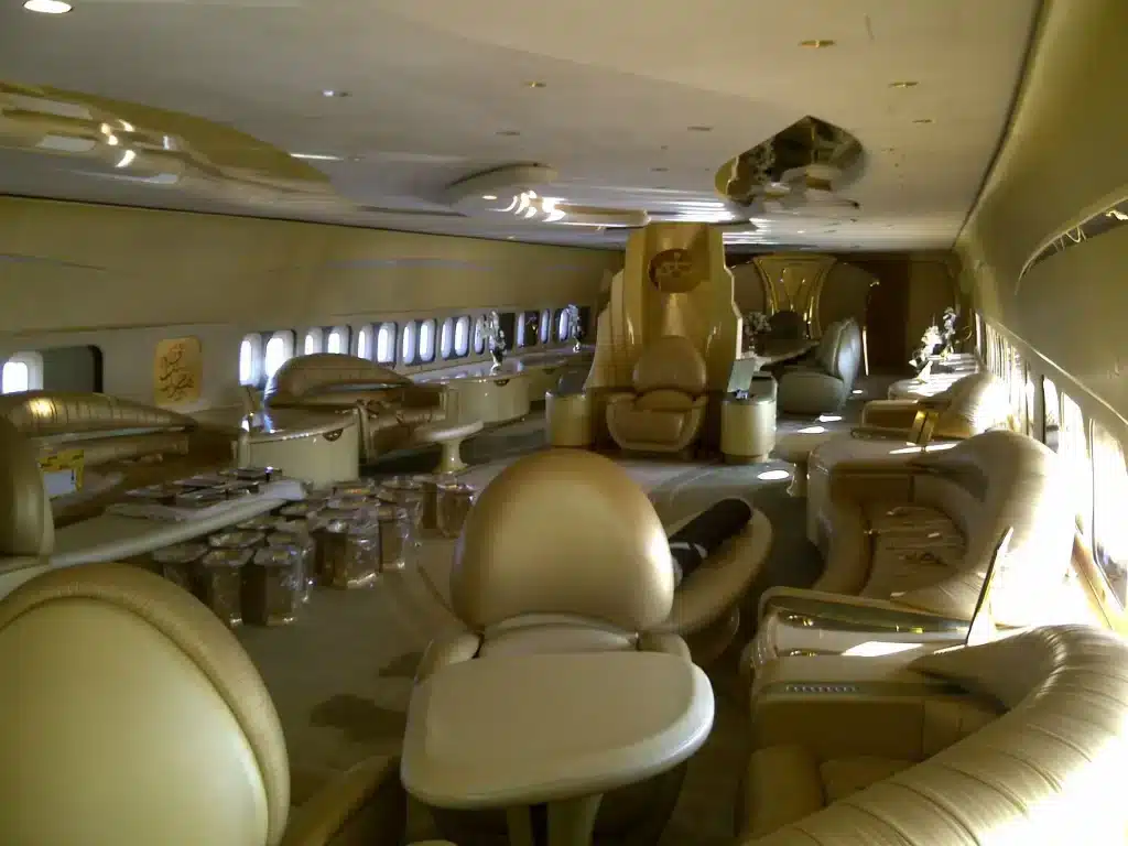 Espaço privado do Príncipe Alwaleed bin Talal no Boeing 747 da Kingdom Holdings