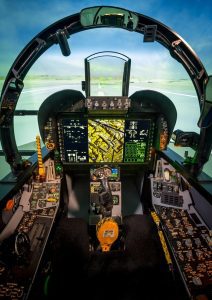 Cockpit do F/A-18 Block III tem display panorâmico similar ao do Gripen brasileiro. Foto: Boeing.