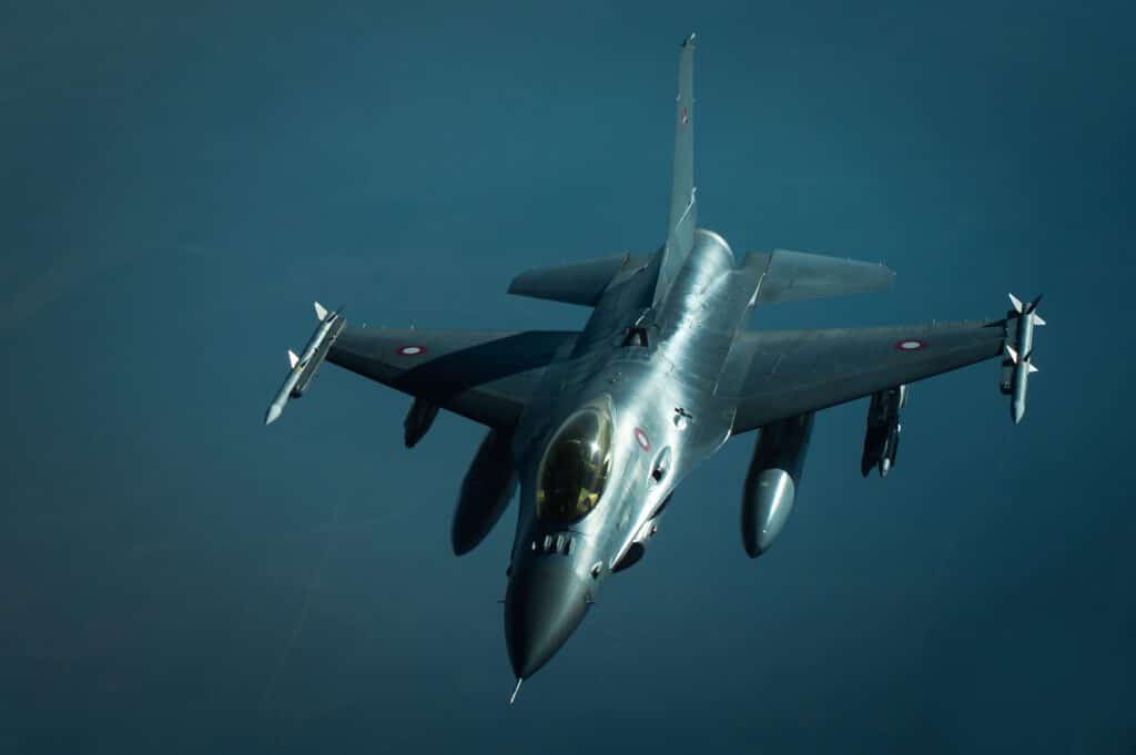 Caça F-16 da Força Aérea Real da Dinamarca sobrevoando o Iraque em outubro de 2016. Foto: USAF.