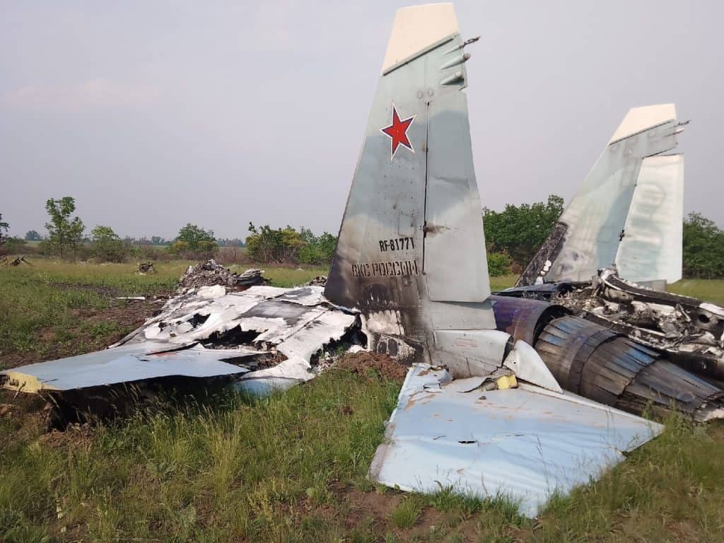 Overblijfselen van een Su-30SM Flanker-C neergeschoten in Izyum. Via Militarnyi.