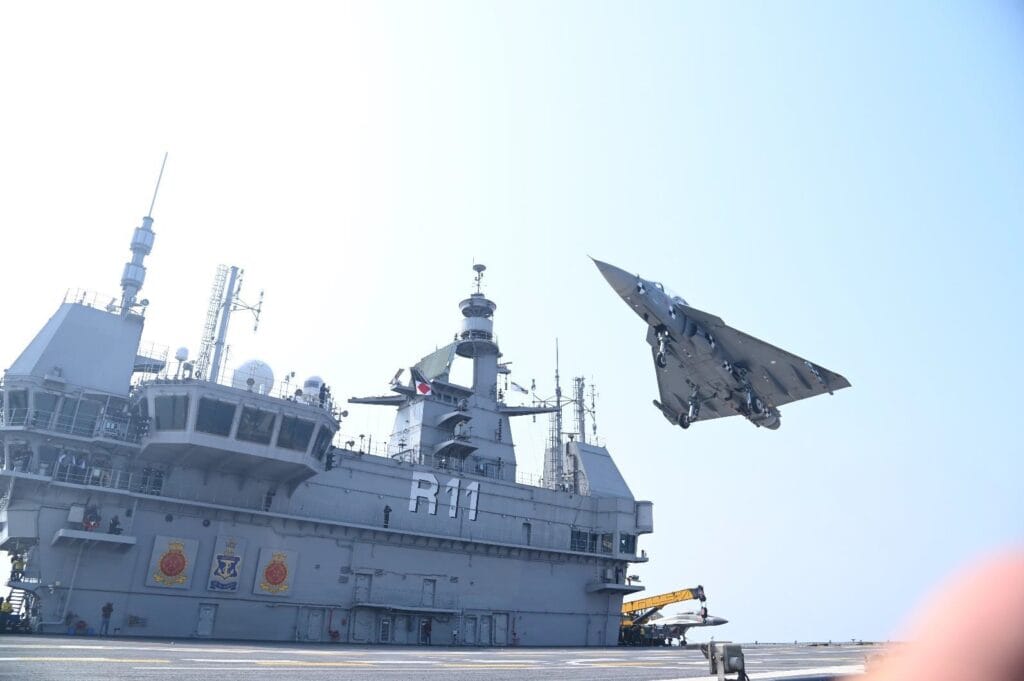 LCA Naval Tejas が空母 R11 Vikrant の上空を通過します。 写真：インド海軍。