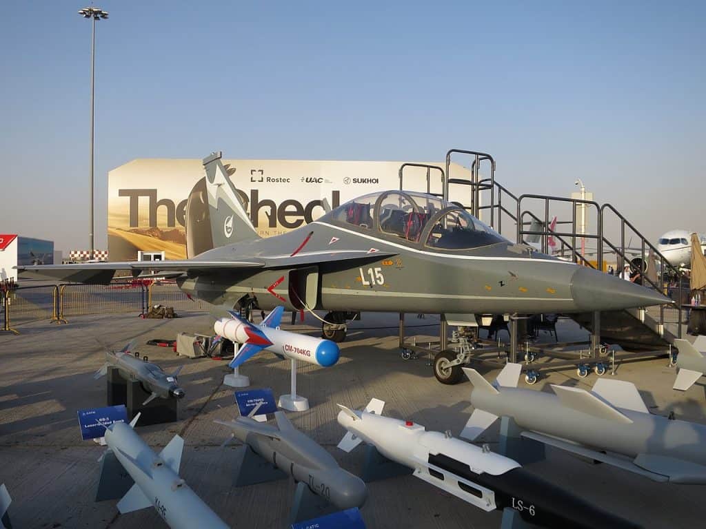 Força Aérea dos Emirados Árabes comprou 12 jatos de treinamento avançado Hongdu L-15, fabricados na China. Foto: Mztourist, CC BY-SA 4.0, via Wikimedia Commons.