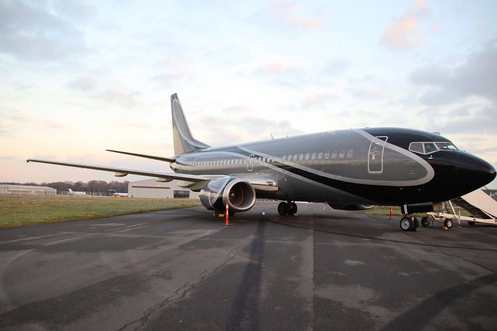 Boeing 737 Classic da KlasJet com interior luxuoso apresentado ao Reino Unido