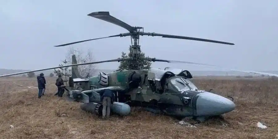 Helicóptero Ka-52 Alligator derrubado perto de Hostomel no primeiro dia da guerra entre Rússia e Ucrânia. Foto via UAF. 