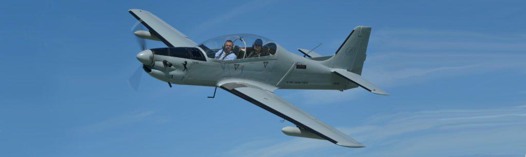 La réplique de l'Embraer T-27 fait 70% de la taille de l'avion d'origine. Photo : Légende volante.
