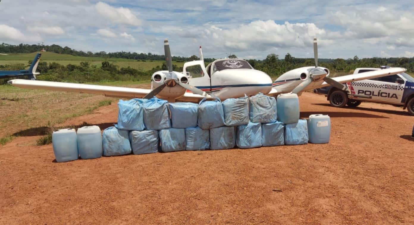 Após interceptação, bimotor pousou em pista no interior de Mato Grosso, com 400 quilos de cocaína. Foto: PF/Divulgação.