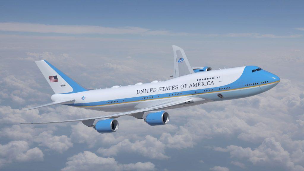 VC-25B, como é formalmente chamado o Força Aérea Um, é baseado no 747-8i. Pintura foi escolhida pelo presidente Joe Biden. Imagem: USAF.