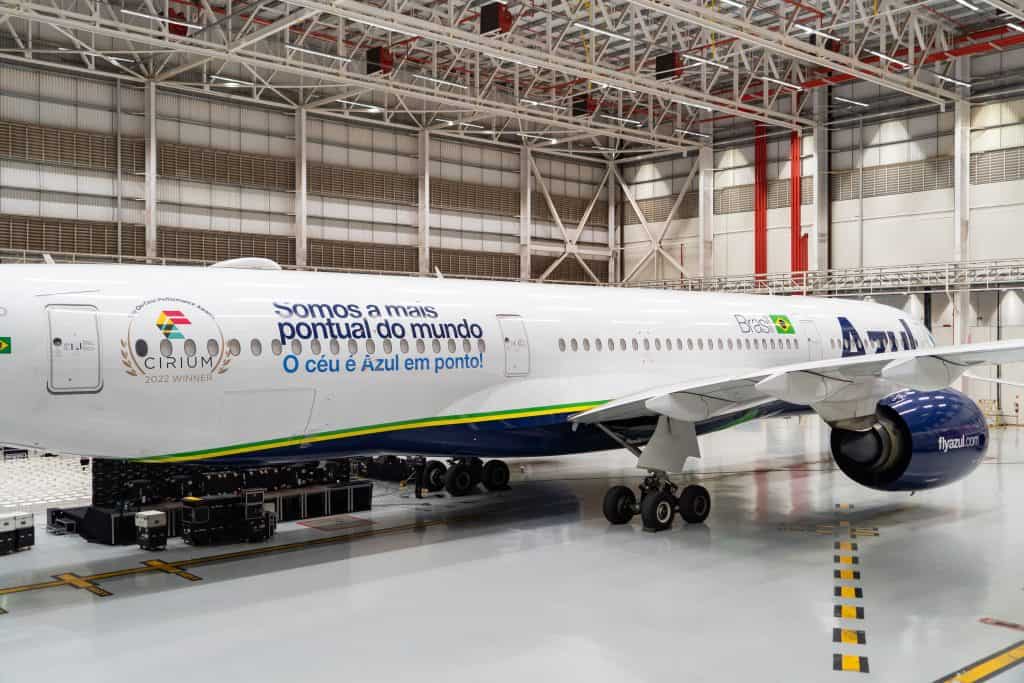 Airbus A350 da Azul recebe sticker especial da companhia mais pontual do mundo
