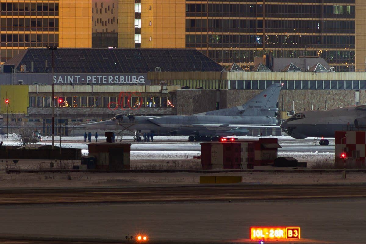 Bombardeiro supersônico Tu-22M3 Backfire fez pouso de emergência no Aeroporto Internacional Pulkovo, em São Petersburgo. Jato estava armado com mísseis Kh-22. Foto via Defence Blog.