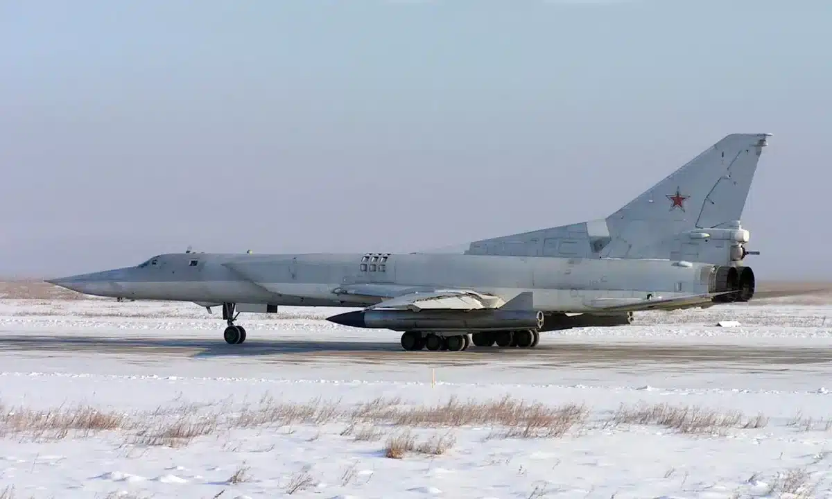 Tu-22 armado com mísseis antinavio Kh-22. Foto via Mezha Media. 