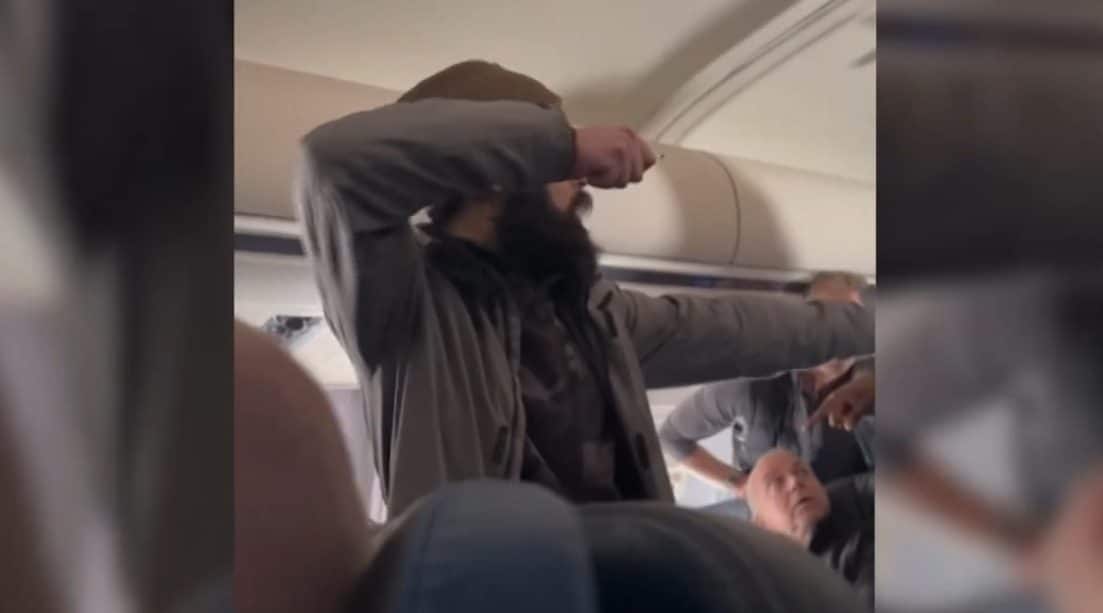 Passageiro em voo da United tenta esfaquear comissária da bordo