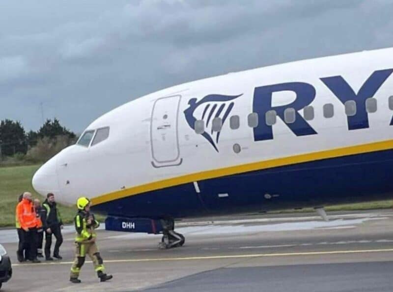 Boeing 737-800 Ryanair com trem de pouso quebrado no Aeroporto de Dublin