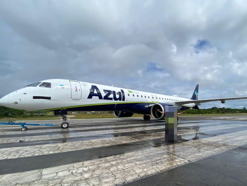 Azul avião Embraer E2 atolado excursão de pista aeroporto de Salvador
