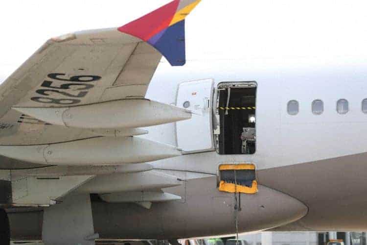 voo asiana Airlines abre porta durante voo pouso Airbus A321
