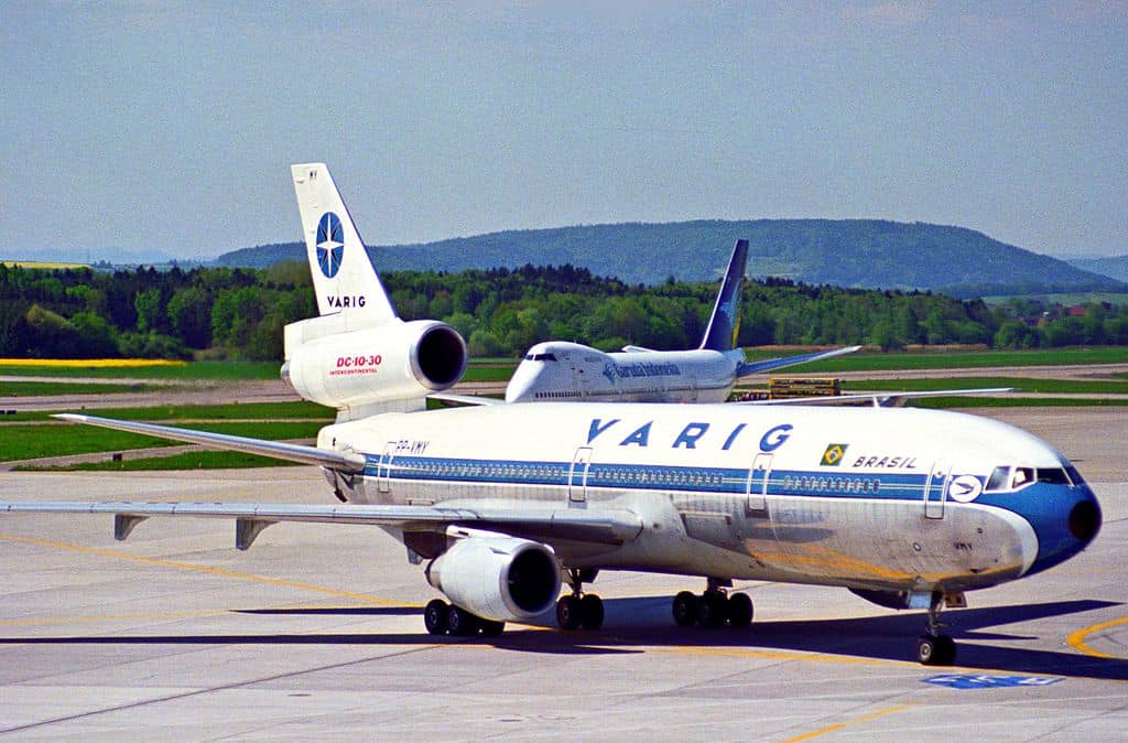 Relembre o dia em que um McDonnell Douglas DC-10 da Varig realizou uma passagem aixa (low pass) no show aéreo de Jacarepaguá em 1986. O evento contou com a apresentação de outros aviões 737-200 da VASP e Cruzeiro. Até hoje é considerado um dos momentos mais históricos da aviação brasileira.
