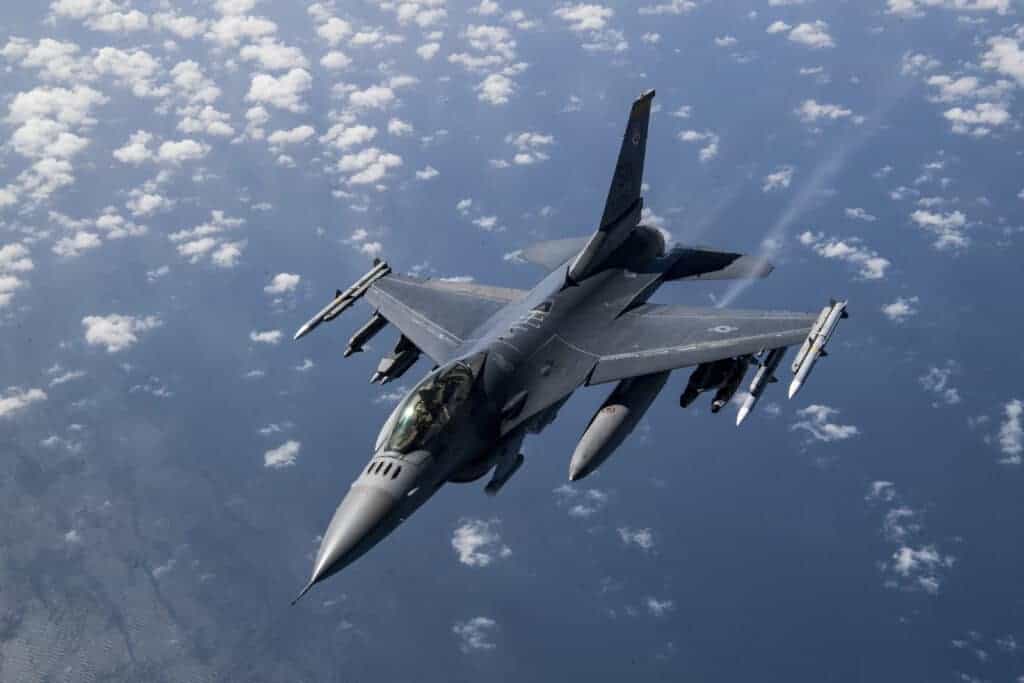 Aereo da combattimento F-16 della US Air Force che sorvola l'Afghanistan.
