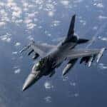 Caça F-16 da Força Aérea dos EUA sobrevoando o Afeganistão.