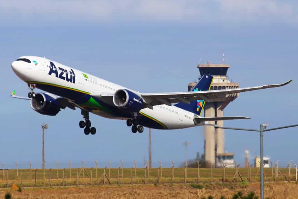 Avião Azul Campinas aeroporto Finanças reestruturação financeira 2023 ano prêmios reconhecimento sustentabilidade bolsa voos Paris
