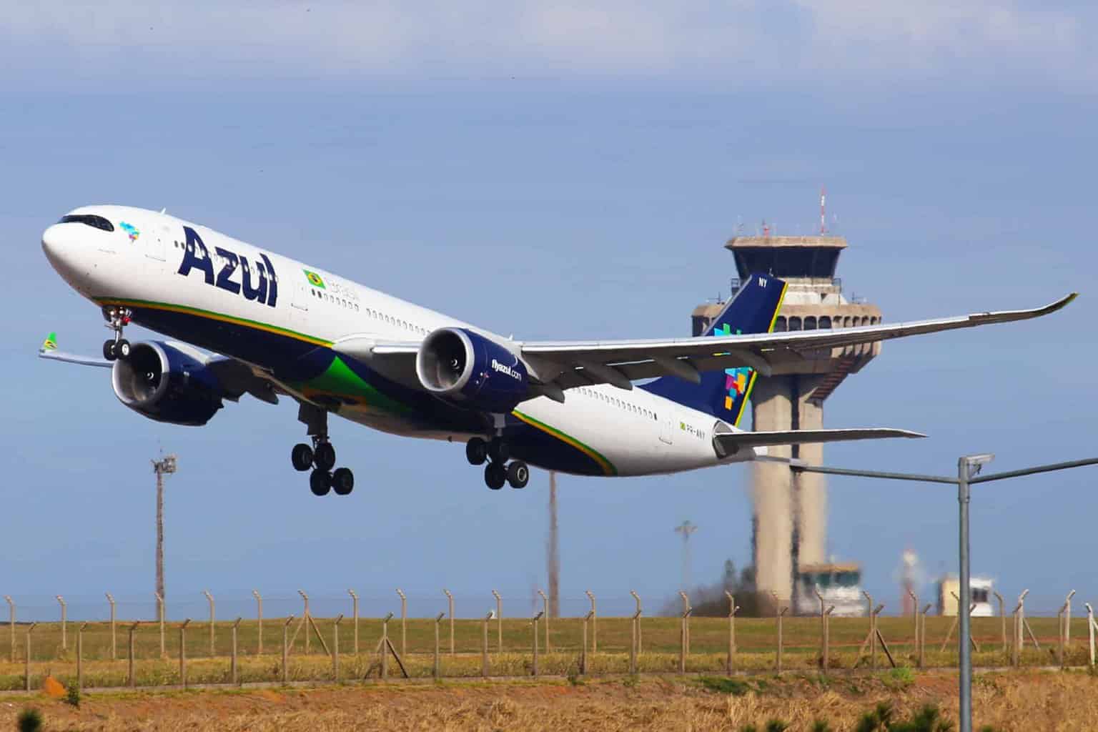 Aéroport Avio Azul Campinas Financement restructuration financière Année 2023 récompenses reconnaissance durabilité bourses d'études vols Paris