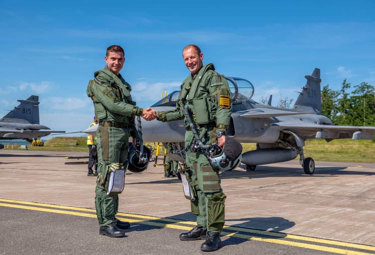 Pilotos brasileiros da FAB conclui o treinamento do F-39 Gripen na Suécia