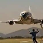 Relembre o dia em que um McDonnell Douglas DC-10 da Varig realizou uma passagem aixa (low pass) no show aéreo de Jacarepaguá em 1986. O evento contou com a apresentação de outros aviões 737-200 da VASP e Cruzeiro. Até hoje é considerado um dos momentos mais históricos da aviação brasileira.