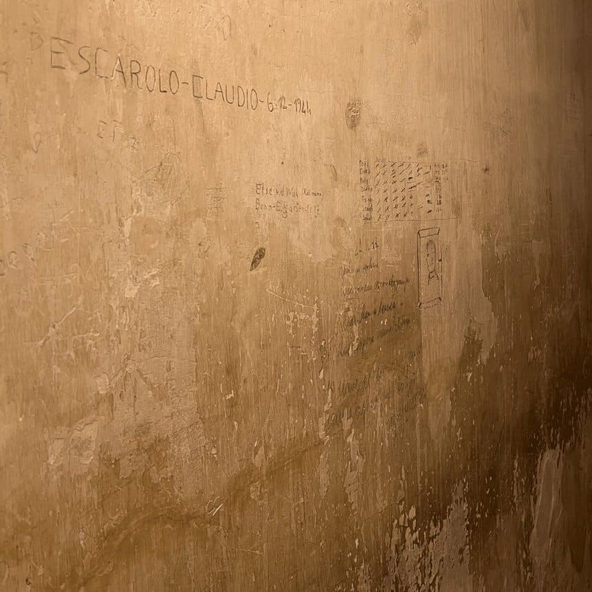 Inscrições na parede preservadas até hoje El-DE Haus