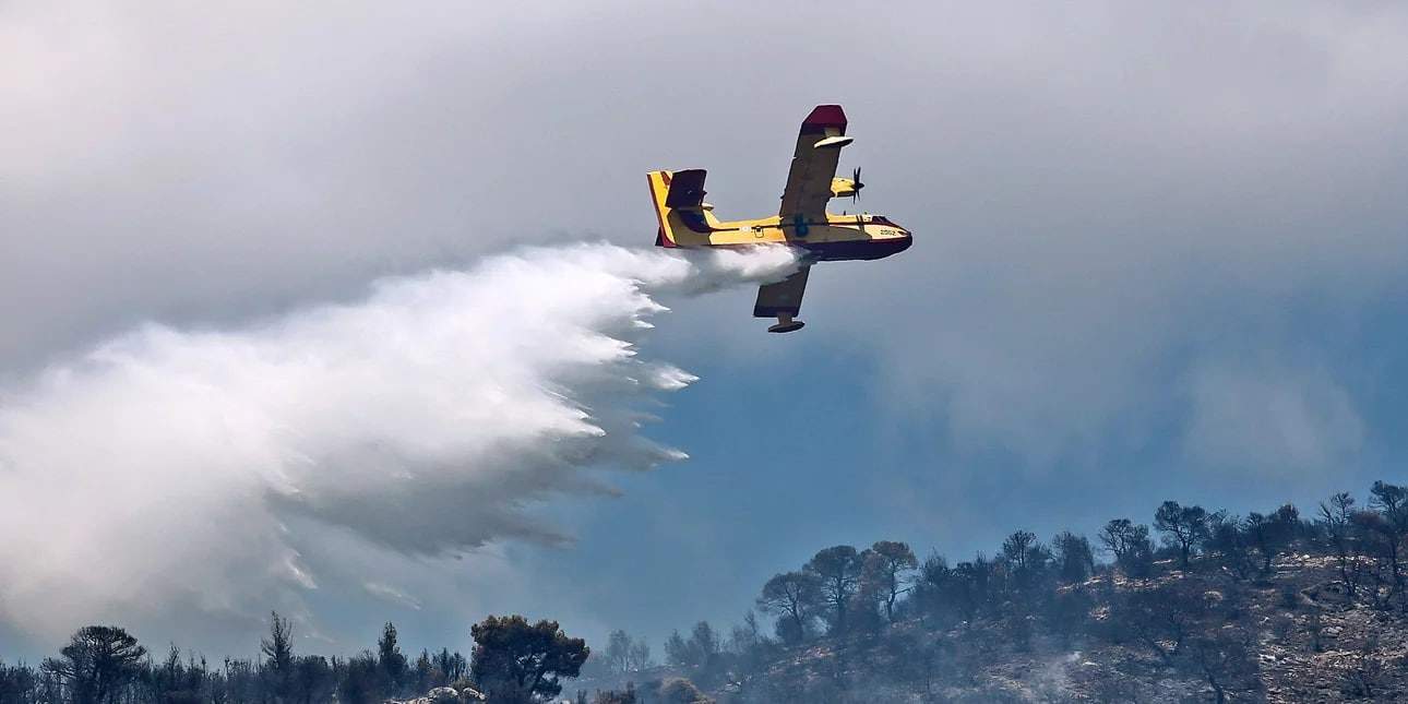 Δείτε τη στιγμή που ένα πυροσβεστικό αεροσκάφος πέφτει και εκρήγνυται κατά τη διάρκεια αποστολής στην Ελλάδα